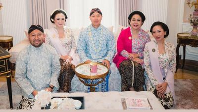 Pesona Tata Cahyani Berkebaya-Sanggul Jelang Pernikahan Darma Mangkuluhur