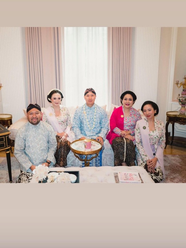 Pesona Tata Cahyani Berkebaya-Sanggul Jelang Pernikahan Darma Mangkuluhur