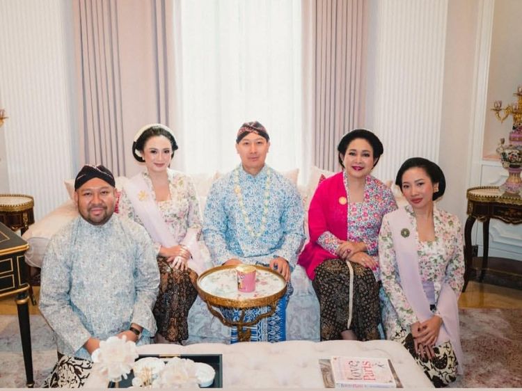 Pesona Tata Cahyani Berkebaya-Sanggul Jelang Pernikahan Darma Mangkuluhur