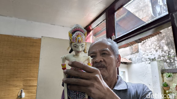 Tatang Heryana, putra sekaligus penerus Galeri Ruhiyat.