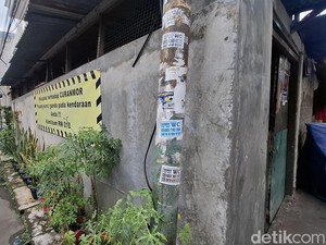 Nasib Tiang Listrik: Ditempel Iklan Sedot WC hingga Dipukuli Tiap Malam