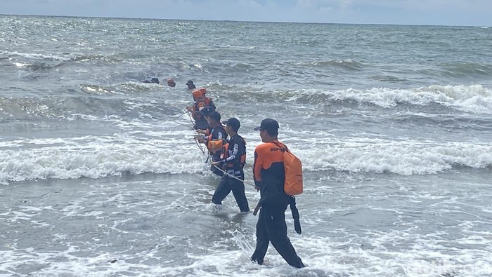 Pelajar SMK Hilang Terseret Ombak Saat Berenang di Pantai Lumpue Parepare