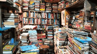 Sesak dan Berdebu Tapi Dicari, Pesona Jhon Book Store Pamulang