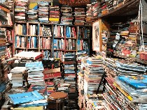 Sesak dan Berdebu Tapi Dicari, Pesona Jhon Book Store Pamulang