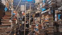 Tumpukan buku dengan berbagai genre dari sains, fiksi, dan agama.