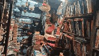 Di balik sempitnya ruangan masih ada pemilik yang memilih untuk bertahan menjual buku.