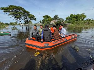 Saat Gibran Naik Perahu Karet-Beri Atensi Khusus Banjir Kalsel