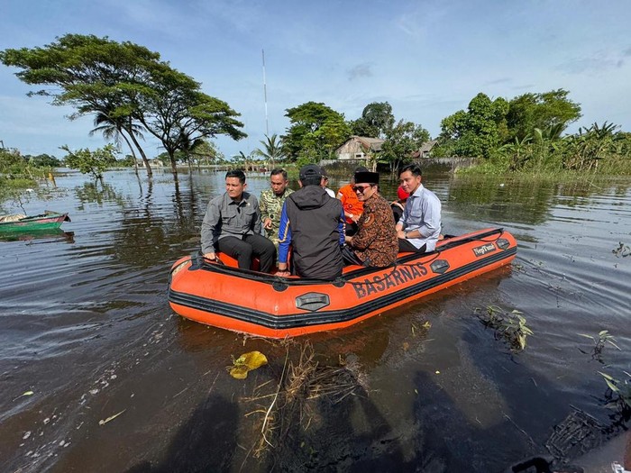 Wapres Gibran naik perahu karet mengecek kondisi banjir di Banjar, Kalimantan Selatan, Kamis (8/1/2026). (dok Setwapres)