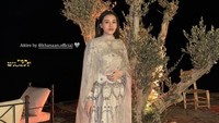 Aaliyah Massaid memilih long dress bernuansa putih dengan corak hitam karya Khanaan. Dia kembali melengkapi gaunnya yang sudah tertutup dengan cape modern transparan yang menjuntai menyapu lantai. (Foto: Instagram @aaliyah.massaid)