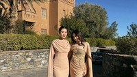 Pada hari H momen pernikahan, Aaliyah Massaid dan Mahalini sama-sama memakai long dress dengan potongan membentuk tubuh. Warna dress yang dipilih juga senada. (Foto: Instagram @aaliyah.massaid)