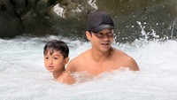 Adly Fairuz memberikan ucapan selamat ulang tahun kepada anaknya. Happy Milad anakku sayang @ardashirbehrouz berkah sukses dan sehat selalu ,, Aaamin ya Rabb. Maaf ya nak, walaupun tahun ini kita belum bisa bareng,Baba selalu berdoa yg terbaik buat ashir , Doa terbaik buat Ashir anak Baik dan sholeh, tulis Adly Fairuz dalam Instagram miliknya dilihat detikcom, Minggu (11/1/2026). (Foto: dok instagaram Adly Fairuz)