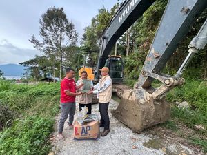 Andre Rosiade Respons Permintaan Warga, Kirim Ekskavator ke Maninjau