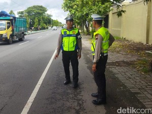 Polisi Cari Pemotor Wanita Santuy Lawan Arah di Jalan Jogja-Solo