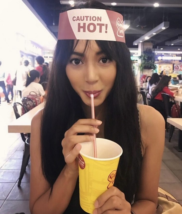 Asyiknya Aurelie Moeremans saat Makan Pastry hingga Donat Jumbo