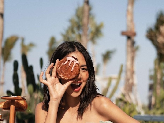 Asyiknya Aurelie Moeremans saat Makan Pastry hingga Donat Jumbo