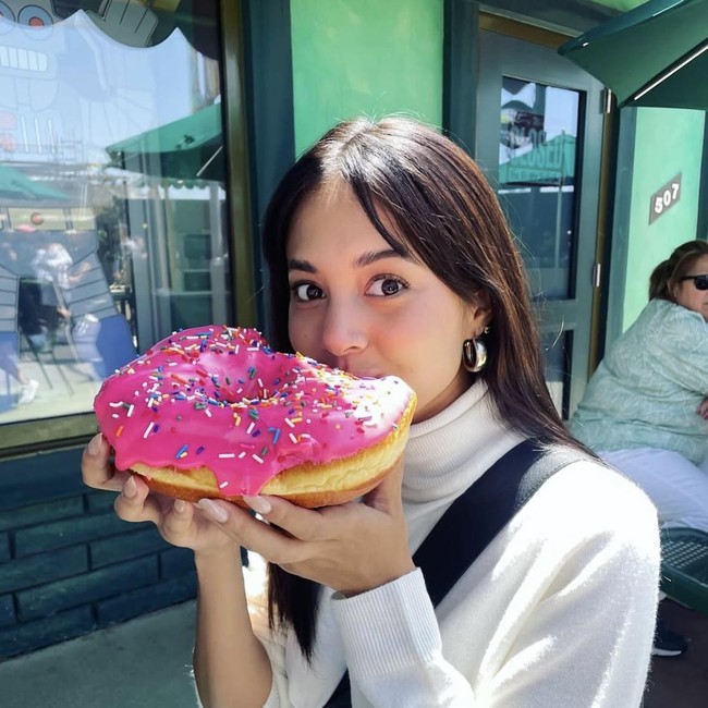 Asyiknya Aurelie Moeremans saat Makan Pastry hingga Donat Jumbo