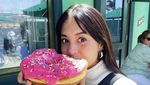 Asyiknya Aurelie Moeremans saat Makan Pastry hingga Donat Jumbo