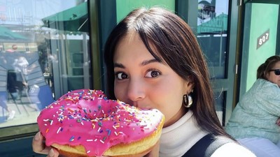 Asyiknya Aurelie Moeremans saat Makan Pastry hingga Donat Jumbo
