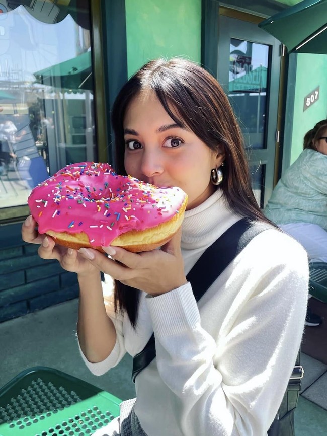 Asyiknya Aurelie Moeremans saat Makan Pastry hingga Donat Jumbo