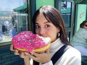 Asyiknya Aurelie Moeremans saat Makan Pastry hingga Donat Jumbo