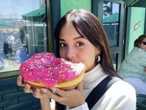 Asyiknya Aurelie Moeremans saat Makan Pastry hingga Donat Jumbo