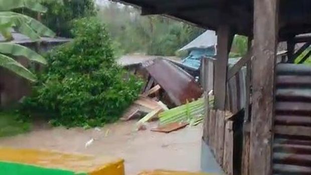 Banjir menerjang Donggala, Sulawesi Tengah, hingga 3 rumah dilaporkan hanyut. Banjir menerjang Donggala, Sulawesi Tengah, hingga 3 rumah dilaporkan hanyut.