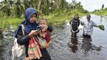 Potret Warga Terobos Banjir Luapan Sungai Dendang di Tanjabtim Jambi