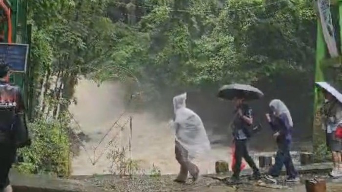Pengunjung KW Bantimurung dilarang mendekati sungai dan air terjun akibat peningkatan debit air. Penutupan akan dilakukan jika kondisi memburuk.