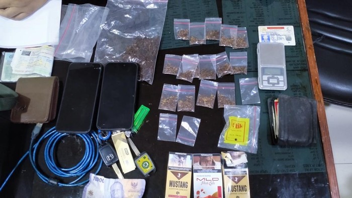 Barang bukti yang diamankan dari 2 pelajar SMK di Bandar Lampung