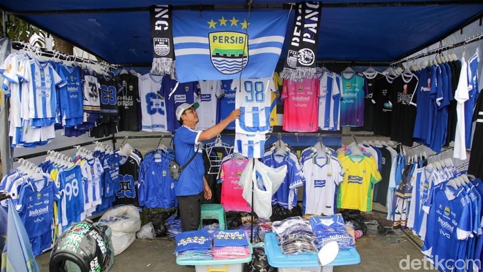 Big match Persib Bandung melawan Persija Jakarta tak hanya memanaskan atmosfer sepak bola nasional, tetapi juga membawa berkah ekonomi bagi pedagang kecil di sekitar Stadion Gelora Bandung Lautan Api (GBLA), Bandung, Minggu (11/1/2026).