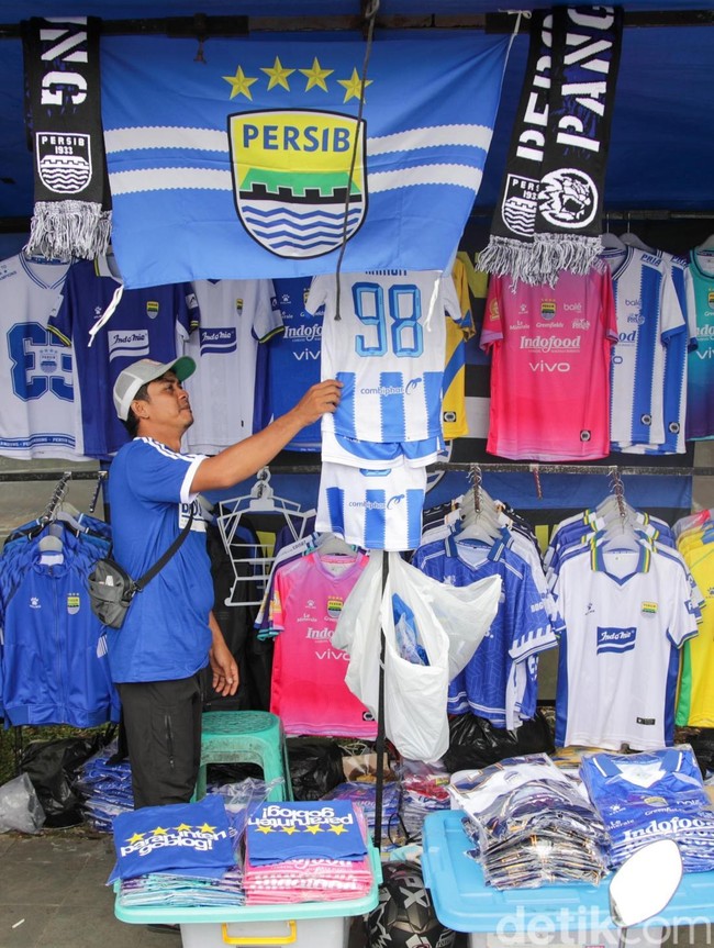 Big Match Persib vs Persija, Rezeki Pedagang di GBLA Ikut Mengalir