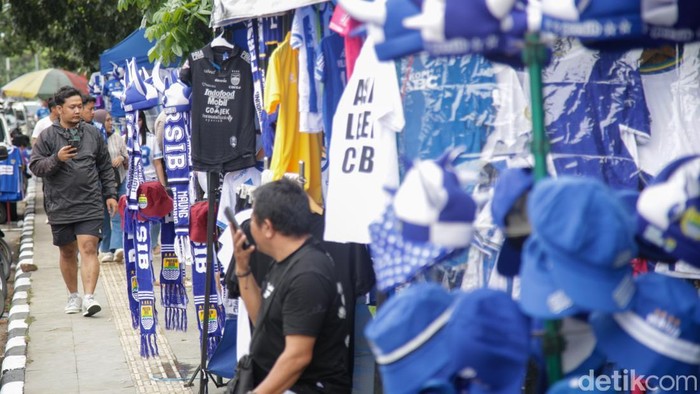 Big match Persib Bandung melawan Persija Jakarta tak hanya memanaskan atmosfer sepak bola nasional, tetapi juga membawa berkah ekonomi bagi pedagang kecil di sekitar Stadion Gelora Bandung Lautan Api (GBLA), Bandung, Minggu (11/1/2026).