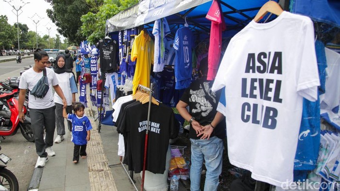 Big match Persib Bandung melawan Persija Jakarta tak hanya memanaskan atmosfer sepak bola nasional, tetapi juga membawa berkah ekonomi bagi pedagang kecil di sekitar Stadion Gelora Bandung Lautan Api (GBLA), Bandung, Minggu (11/1/2026).