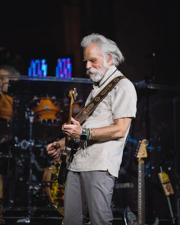 Foto Bob Weir saat tampil di atas panggung dipotret oleh putrinya, Chloe Weir.