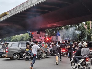Bobotoh Rayakan Kemenangan Persib atas Persija di Kawasan Cikapayang