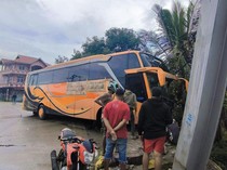 Bus Remaja Jaya Bawa 23 Penumpang Tabrak Jembatan Usai Hindari Mobil di Barru