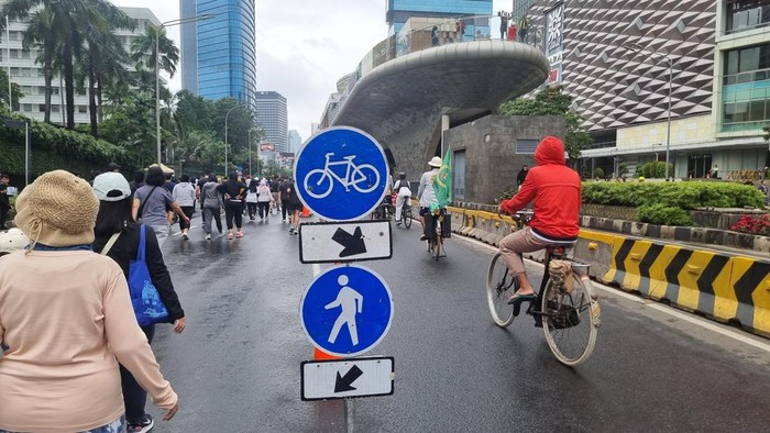 Ada Rambu Pemisah Pesepeda-Pejalan Kaki di CFD HI, Warga Harap Diperbanyak