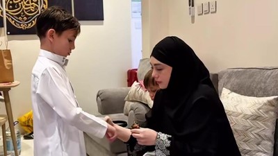 Masyaallah... Momen 2 Putra Celine Evangelista Belajar Ngaji di Masjid Nabawi