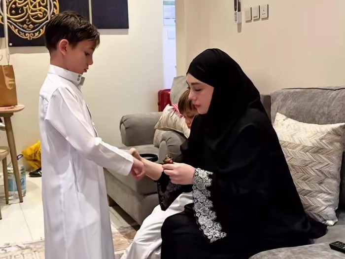 Momen dua putra Celine Evangelista ngaji di Masjid Nabawi.