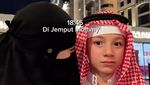 Masyaallah... Momen 2 Putra Celine Evangelista Belajar Ngaji di Masjid Nabawi