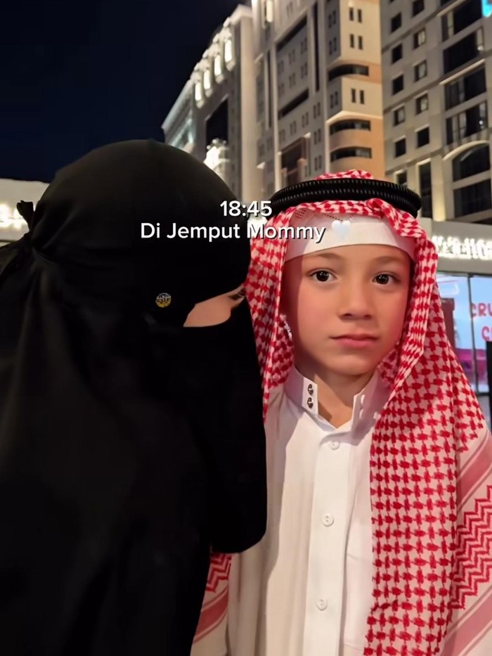 Momen dua putra Celine Evangelista ngaji di Masjid Nabawi.