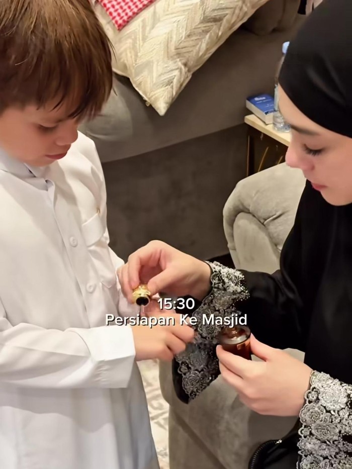 Momen dua putra Celine Evangelista ngaji di Masjid Nabawi.