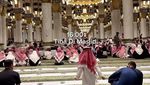 Masyaallah... Momen 2 Putra Celine Evangelista Belajar Ngaji di Masjid Nabawi