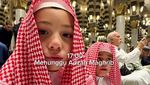 Masyaallah... Momen 2 Putra Celine Evangelista Belajar Ngaji di Masjid Nabawi