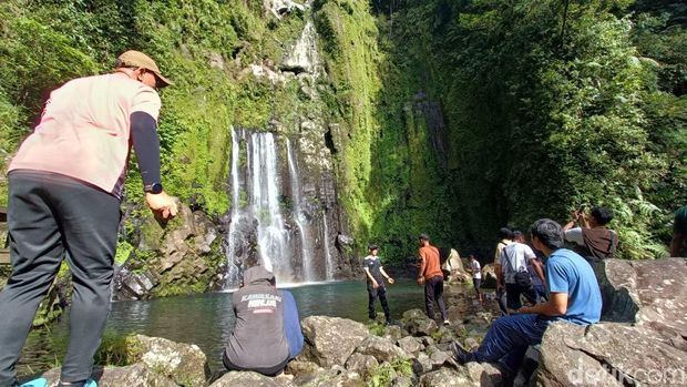Curug Tirta Sela Panorama Curug Tirta Sela di kawasan wana wisata Baturraden, Kabupaten Banyumas, Sabtu (10/1/2025).
