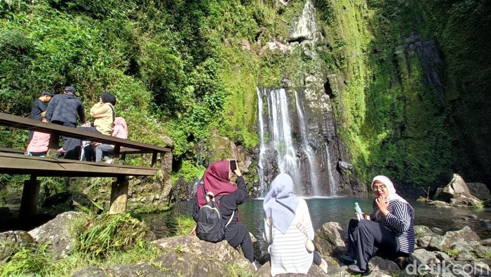 Panorama Curug Tirta Sela di kawasan wana wisata Baturraden, Kabupaten Banyumas, Sabtu (10/1/2025).