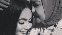 Dalam akun Instagram pribadinya, Denada mengunggah foto bersama mendiang ibunda, Emilia Contessa. Hi Ma, i miss you. Doain dena ya Ma, tulis Denada dilihat pada Minggu (11/1/2026). (Foto: Instagram @denadaindonesia)