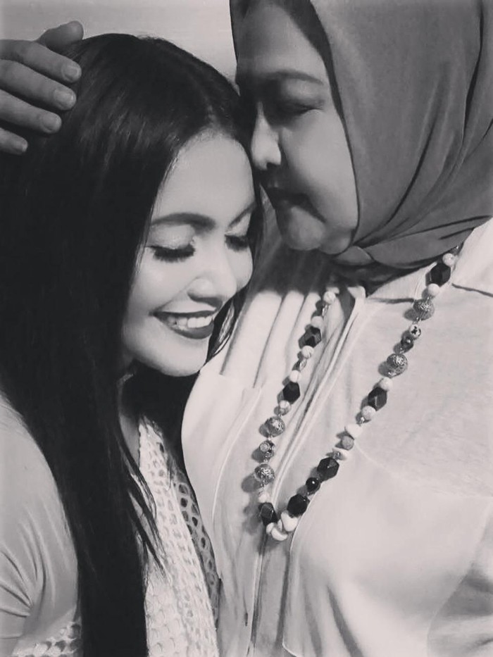 Denada unggah foto bersama Emilia Contessa.