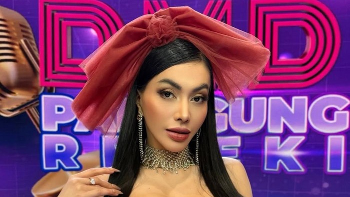 Denada terus bekerja mengisi acara malam.