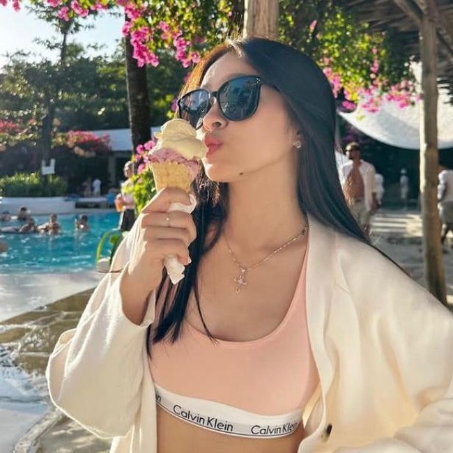 Pose Gemas Echa Aura Saat Jajan Kuaci dan Es Krim yang Tarik Perhatian